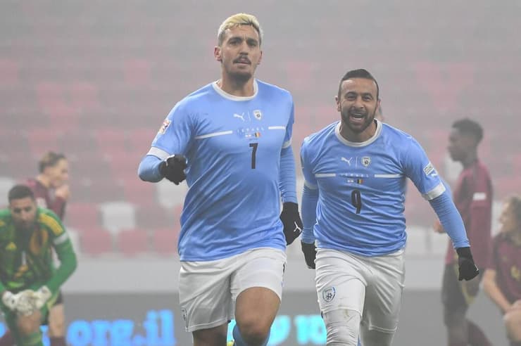 אל תפריעו לו. שועה חוגג את שער הניצחון על בלגיה (צילום: ההתאחדות לכדורגל) שחקן נבחרת ישראל ירדן שועה עם דיא סבע