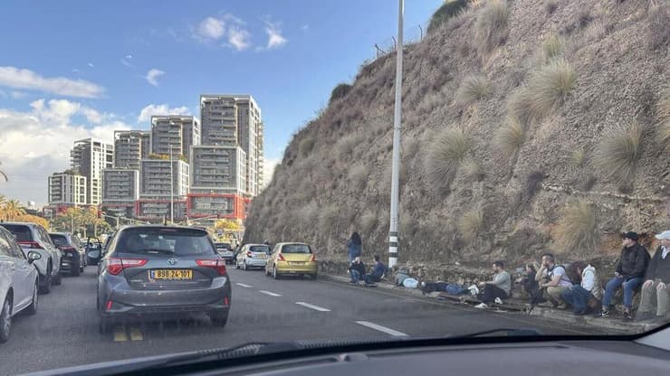 נשכבים על הריצפה באמצע הכביש באזור הרצליה בעקבות מטחים לשרון