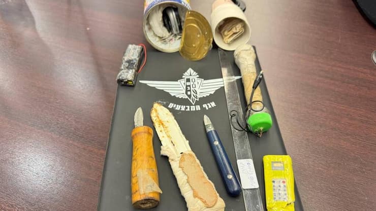 אמצעים אסורים שהוברחו אל כותלי בית הכלא שהוצגו ע"י ראש אג"מ גונדר אביחי בן חמו בועדה לביטחון לאומי