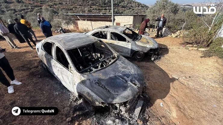 מתנחלים שורפים כלי רכב בעיירה אל-מזרעה מצפון לרמאללה