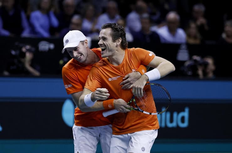 הצמד ההולנדי חוגג את הניצחון במלאגה