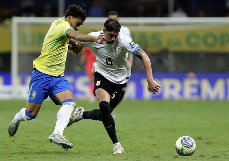 שחקן נבחרת אורוגוואי פדריקו ואלוורדה מול שחקן נבחרת ברזיל לוקאס פאקטה