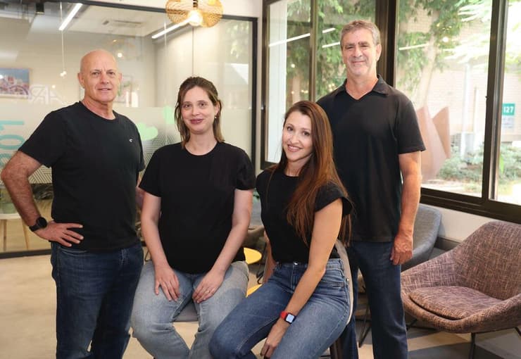 האנשים שמאחורי המהפכה באבחון הפסיכיאטרי. מימין: ד"ר אסף כספי, איריס שטיין, ד"ר דניאל כהן, פרופ' מרק וייזר הסדר מימין; דר אסף כספי, איריס שטיין, ד״ר דניאל כהן, פרופ׳ מרק וייזר