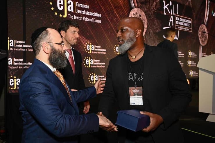 הכומר וושינגטון מקבל את הפרס מהרב מנחם מרגולין (צילום: יואב דודקביץ') הכומר וושינגטון מקבל את הפרס מהרב מרגולין