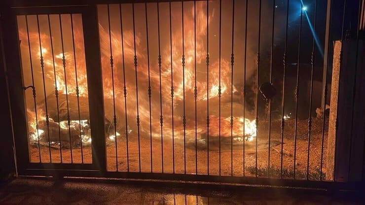 מתנחלים שורפים כלי רכב בעיירה אל-מזרעה מצפון לרמאללה