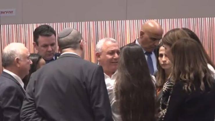 "לא מעניין אותנו מי ייתן את המענק ומי לא". חברי כנסת סביב איזנקוט, אתמול במליאה. (צילום: ערוץ כנסת ) חבר הכנסת גדי איזנקוט מתקבל בתמיכה וחיבוקים במליאת הכנסת