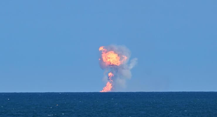 הפיצוץ, לאחר הנחיתה בים (צילום: CHANDAN KHANNA / AFP) הפיצוץ, לאחר הנחיתה בים