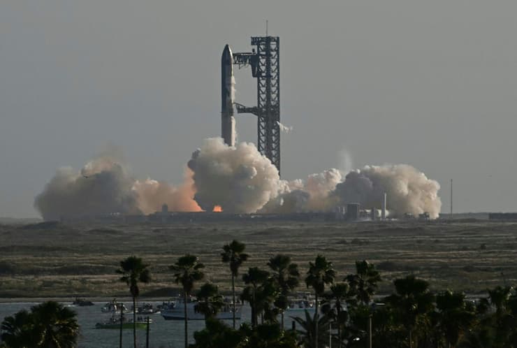 רגע השיגור (צילום: CHANDAN KHANNA / AFP) רגע השיגור