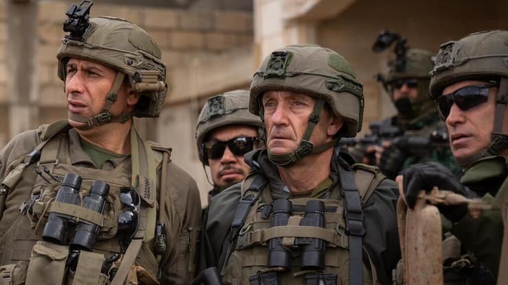 הרמטכ"ל בלבנון. "ראשי הצבא עדיין בקונספציה" (צילום: דובר צה"ל) הרצי הלוי בסיור שטח והערכת מצב בדרום לבנון