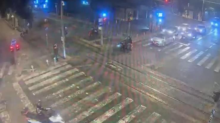 מתוך תיעוד המרדף (צילום: דוברות המשטרה ) תיעוד של מרדף משטרתי אחר 8 אופנועי שטח חשמליים שנסעו בפראות ברחובות יפו