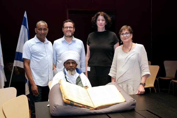פרופ' דלית רום-שילוני (מימין), ד"ר חיים נריה (שני משמאל), נפתלי אברהם (ראשון משמאל) והקס ברקו טגניה (יושב)