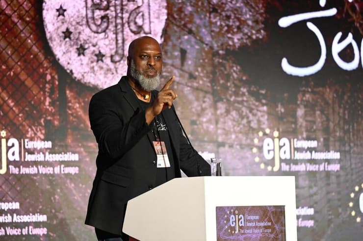 הכומר דומיסאני וושינגטון במהלך נאומו (צילום: יואב דודקביץ') הכומר וושינגטון במהלך נאומו