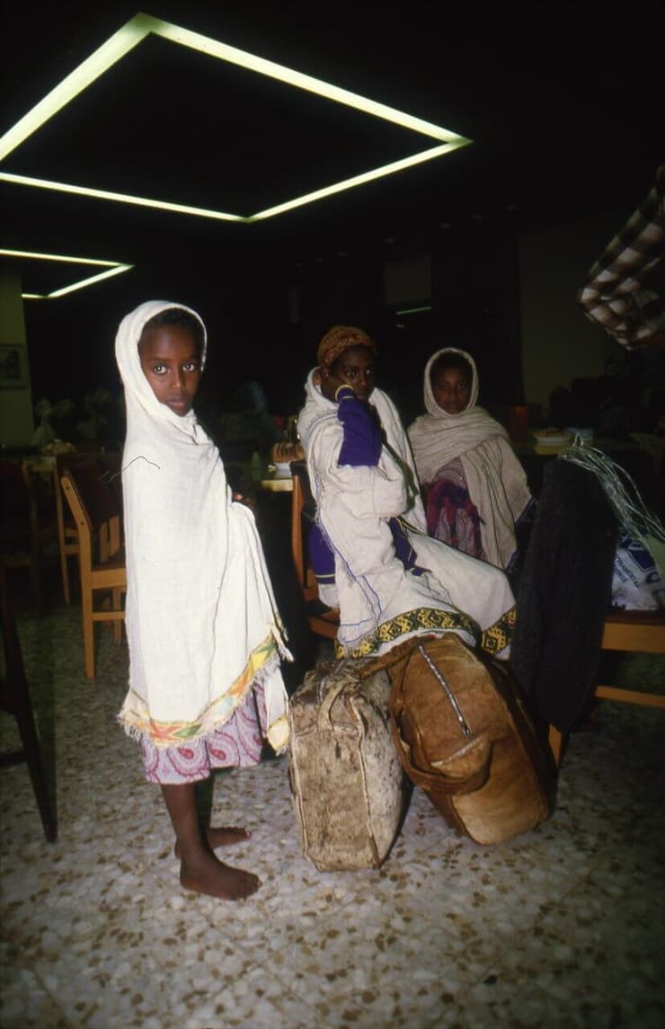 נשים וילדים שעלו לישראל במסגרת "מבצע משה" במחנה המעבר, אשקלון 1984