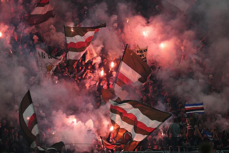 העזיבה של קבוצתם אינה נחשבת צעד דרסטי. אוהדי סנט פאולי (AP Photo/Martin Meissner) אוהדי סנט פאולי