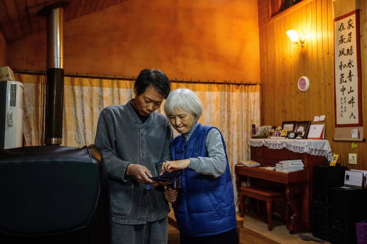 הכול כדי למנוע עריקות? זה לא סביר. תושבים בגנגווה (צילום: ANTHONY WALLACE / AFP) דרום קוריאה אי גנגווה גבול עם צפון קוריאה רמקולים ש מטריפים את השכל