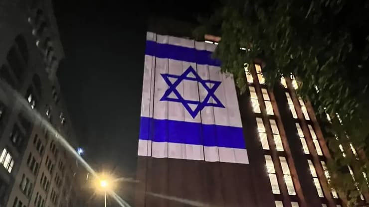  תמונות חטופים מוקרנות על בניין הספרייה בניו יורק באוקטובר 2023