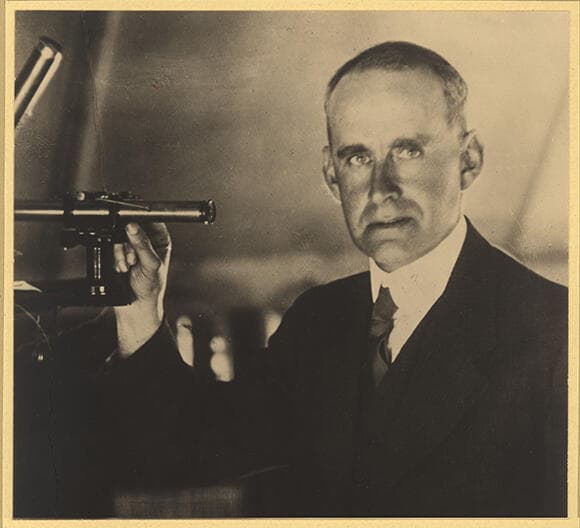 החל להתמקד בשני נושאים עיקריים: היחסות הכללית והמבנה הפנימי של כוכבים. ארתור אדינגטון (צילום: ויקימדיה, Smithsonian Institution Libraries) החל להתמקד בשני נושאים עיקריים: היחסות הכללית והמבנה הפנימי של כוכבים. ארתור אדינגטון