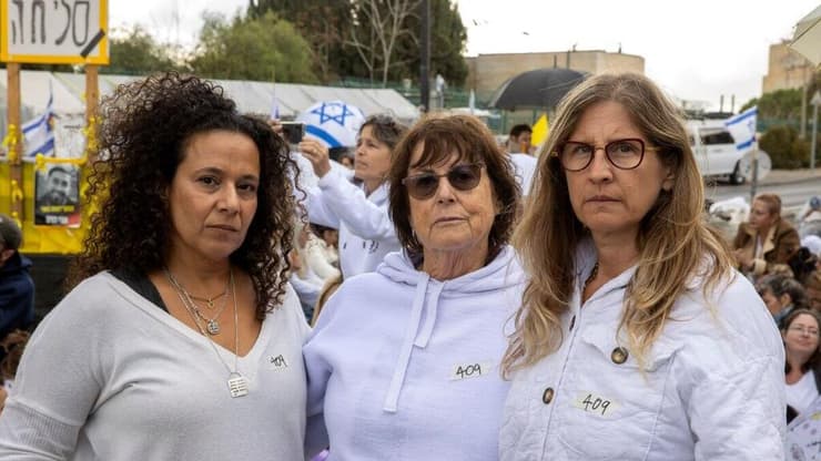 עידית אהל דבורה עידן ו ניבה ונקרט במחאת משמרת 101 מול הכנסת