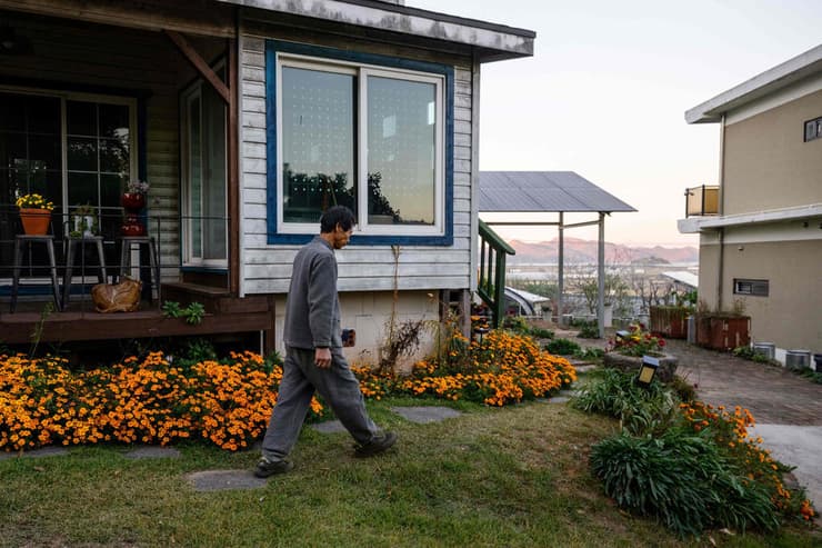באי גנגווה. "שיבואו לגור פה רק 10 ימים" (צילום: ANTHONY WALLACE / AFP) דרום קוריאה אי גנגווה גבול עם צפון קוריאה רמקולים ש מטריפים את השכל צ'וי היונג צ'אן