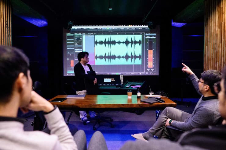 בליל של קולות שנלקחו מספריית צלילים. מנתחים את הרעשים באולפן בסיאול (צילום: ANTHONY WALLACE / AFP) דרום קוריאה אי גנגווה גבול עם צפון קוריאה רמקולים ש מטריפים את השכל מנתחים את הקולות באולפן ב סיאול