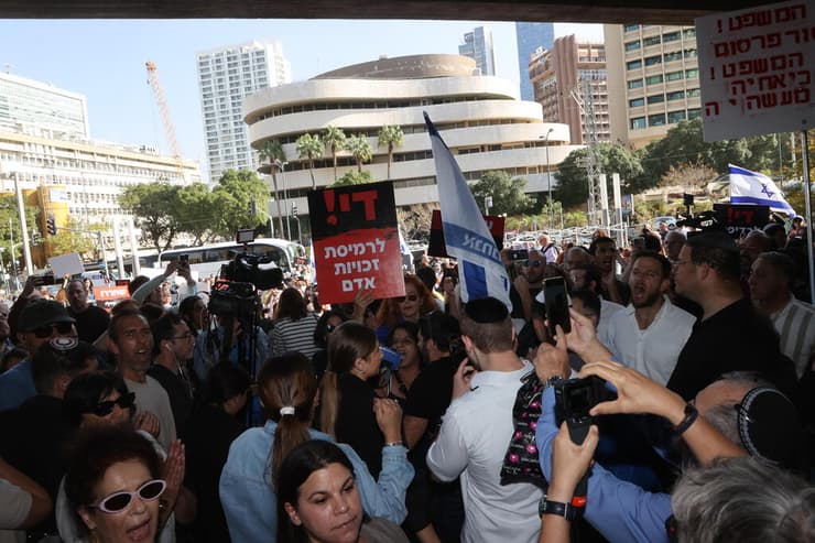 הפגנה של תומכי פלדשטיין מחוץ למחוזי ת"א