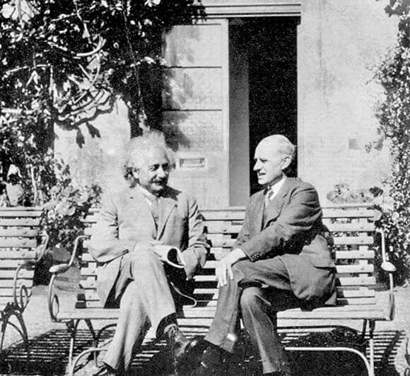 שני אנשים שבלי שום ספק מבינים את תורת היחסות. אדינגטון ואיינשטיין (צילום: Royal Astronomical Society) שני אנשים שבלי שום ספק מבינים את תורת היחסות. אדינגטון ואיינשטיין