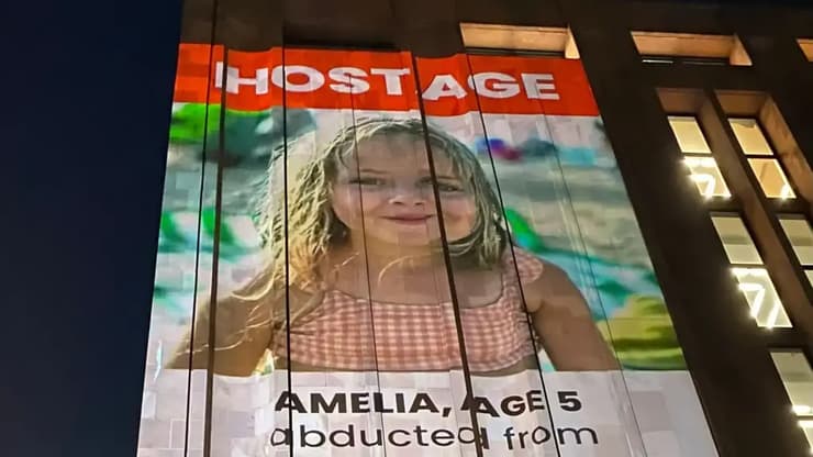  תמונות חטופים מוקרנות על בניין הספרייה בניו יורק באוקטובר 2023