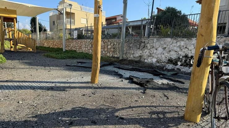 הזירה בנהריה בפגיעה ישירה של רקטה בה נהרג ריאן דירקטור, בן 27 ממעלות