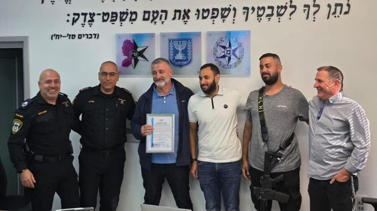 הענקת תעודת הוקרה לצוות החוקרים שתפסו את המחבלים (צילום: דוברות המשטרה ) צוות החוקרים שתפסו את המחבלים שניסו להתנקש באיתמר בן גביר