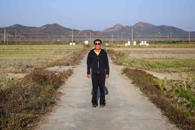 אהן היו-צ'אול בסמוך לגבול עם הצפון. במקום חרקים וציפורים, שומעים "סרטי אימה משנות ה-70" (צילום: ANTHONY WALLACE / AFP) דרום קוריאה אי גנגווה גבול עם צפון קוריאה רמקולים ש מטריפים את השכל אן היו צ'אול