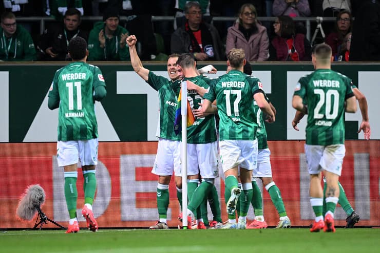 "משדרת משהו ש-X לא רוצה לשדר". שחקני ורדר ברמן (Stuart Franklin/Getty Images) שחקני ורדר ברמן