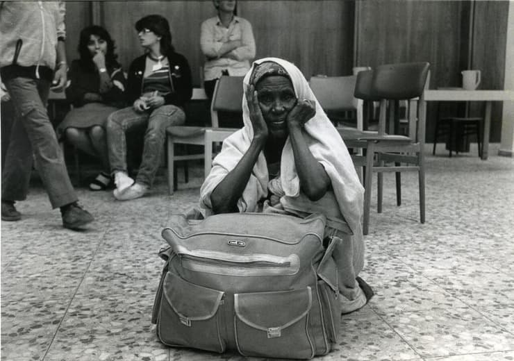 עולה מאתיופיה, שהגיעה לישראל ב"מבצע משה" ב מחנה ה מעבר באשקלון, 1984