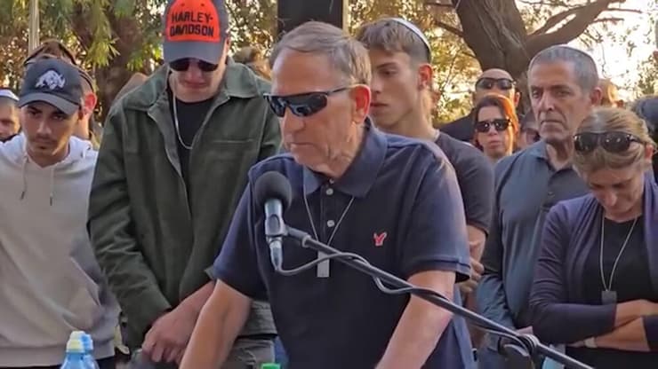 אסף אגמון. "אני מתבייש במה שהאנשים שלנו עושים כאן" (מתוך פייסבוק) תא"ל במיל' אסף אגמון נשא הספד בהלוויה של נכדו סמל גור קהתי ז"ל שנהרג אתמול בלבנון, בהספד מתח ביקורת על הפיקוד הבכיר בצה"ל ועל הדרג המדיני
