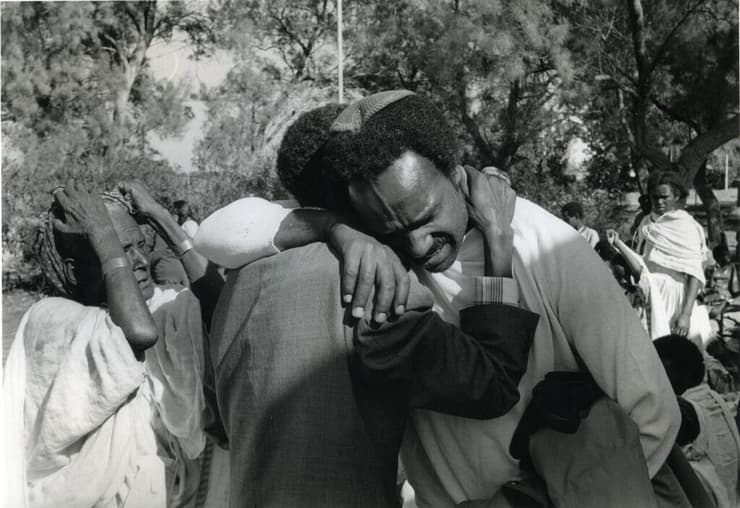 אחים מאתיופיה שהגיעו ב "מבצע משה" נפגשים במרכז קליטה באשקלון, נובמבר 1984