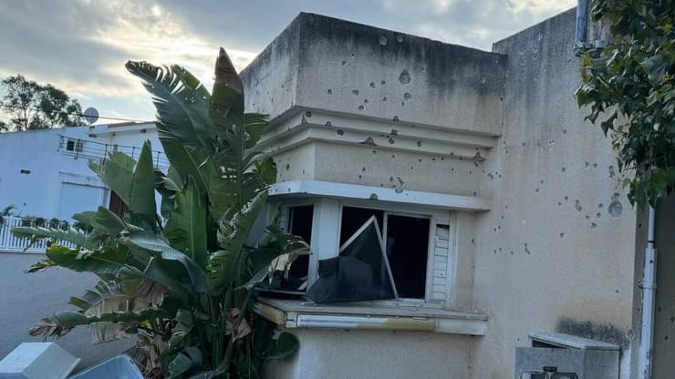 הזירה בנהריה בפגיעה ישירה של רקטה בה נהרג ריאן דירקטור, בן 27 ממעלות