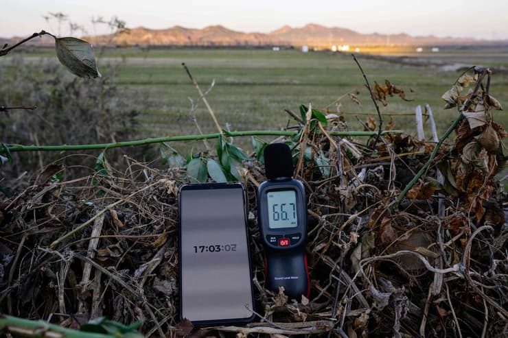 מודדים את הדציבלים ליד הגבול. הגיעו ל-80 בלילה (צילום: ANTHONY WALLACE / AFP) דרום קוריאה אי גנגווה גבול עם צפון קוריאה רמקולים ש מטריפים את השכל