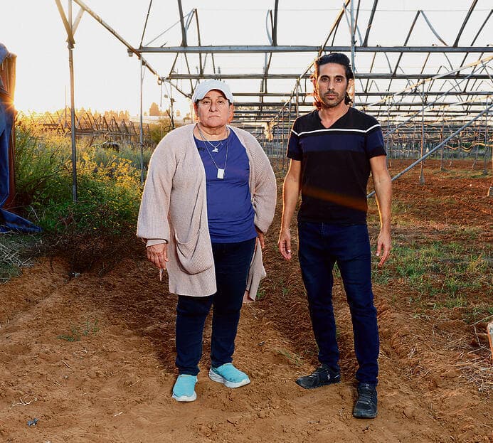 אמה של שיראל, יפה, ואחיה ליאור. "ברור שאצלנו המערכת כשלה" (צילום: דנה קופל) yk14158811