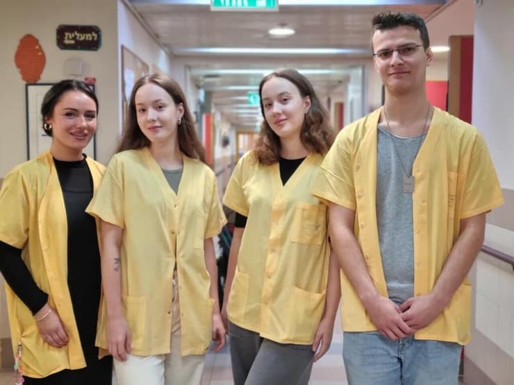 מימין: דויד מגרמניה, רות ואסתר מרוסיה, ומונה מצרפת (צילום: דוברות ביה"ח השיקומי "רעות" תל אביב) מימין: דיוויד מגרמניה, רות ואסתר מרוסיה, ומונה מצרפת