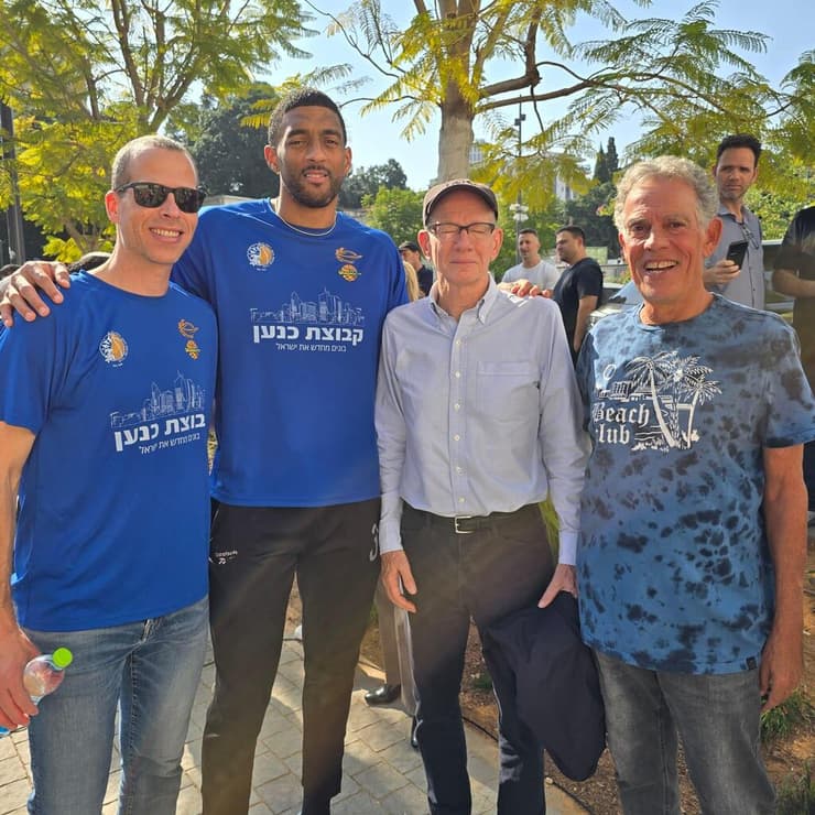 אמין סטיבנס עם שמוליק ברנר, שחקן העבר בוב גריפין, אפי בירנבוים (מכבי ר"ג) שחקן מכבי ר"ג אמין סטיבנס עם שמוליק ברנר, שחקן העבר בוב גריפין, אפי בירנבוים