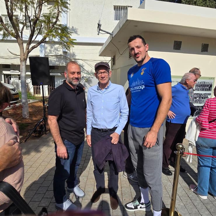 בניה סרור עם בוב גריפין והיו"ר חן שניידרמן (מכבי ר"ג) שחקן מכבי ר"ג בניה סרור עם שחקן העבר בוב גריפין, היו"ר חן שניידרמן