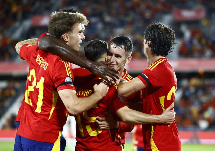 לא יידעו לאיזה בית הם מוגרלים. שחקני נבחרת ספרד (REUTERS/Borja Suarez) שחקני נבחרת ספרד חוגגים