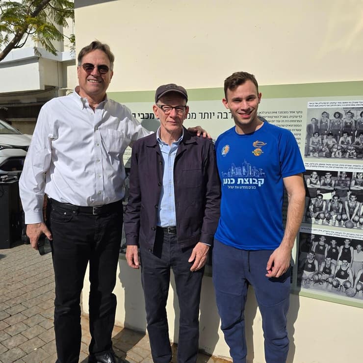 רועי הובר עם בוב גריפין ואורי בן ארי (מכבי ר"ג) שחקן מכבי ר"ג רועי הובר עם שחקן העבר בוב גריפין, אורי בן ארי