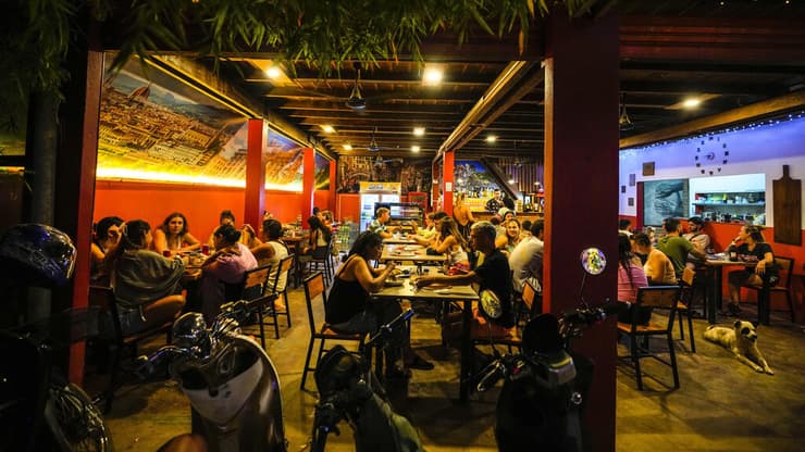 תיירים בפאב בוואנג ויאנג