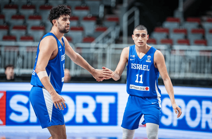 ים מדר ותומר גינת, שהצטיינו הערב (צילום: FIBA.COM) ים מדר ותומר גינת