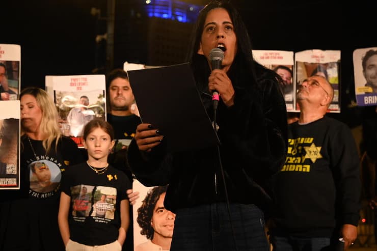 עינב צנגאוקר. לצידה ברשימה (צילום: יובל חן) הצהרת משפחות החטופים בשער בגין