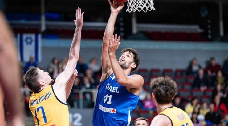 תומר גינת עולה לטבעת (פיב"א) תומר גינת עולה לטבעת