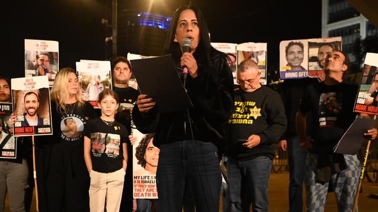 עינב צנגאוקר עם משפחות החטופים בשער בגין (צילום: יובל חן ) הצהרת משפחות החטופים בשער בגין