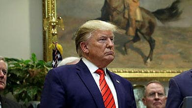 ראסל ווט לצד דונלד טראמפ, שבחר בו לתפקיד ניהול התקציבים