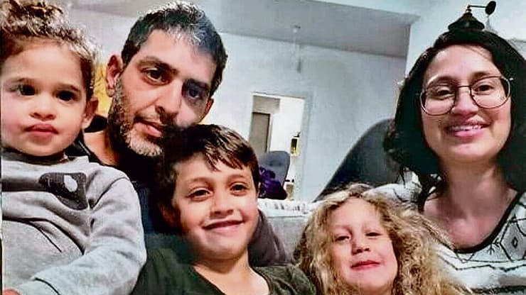 רועי וסמדר ז"ל עם ילדיהם מיכאל, עמליה ואביגיל