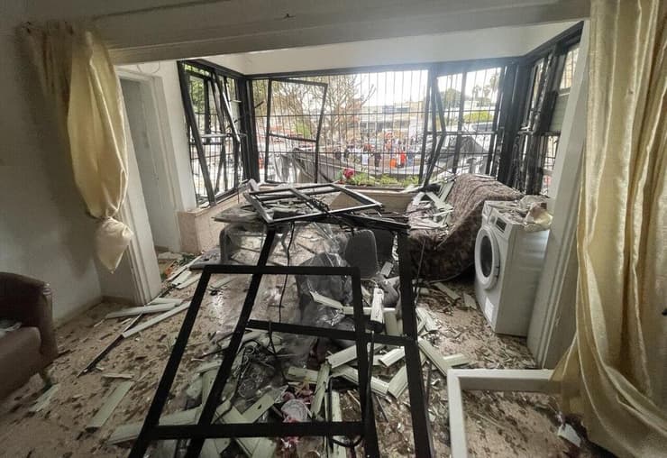 נזקים לבית בפתח תקווה (צילום: רועי רובינשטיין) נזקים לבית בפתח תקווה